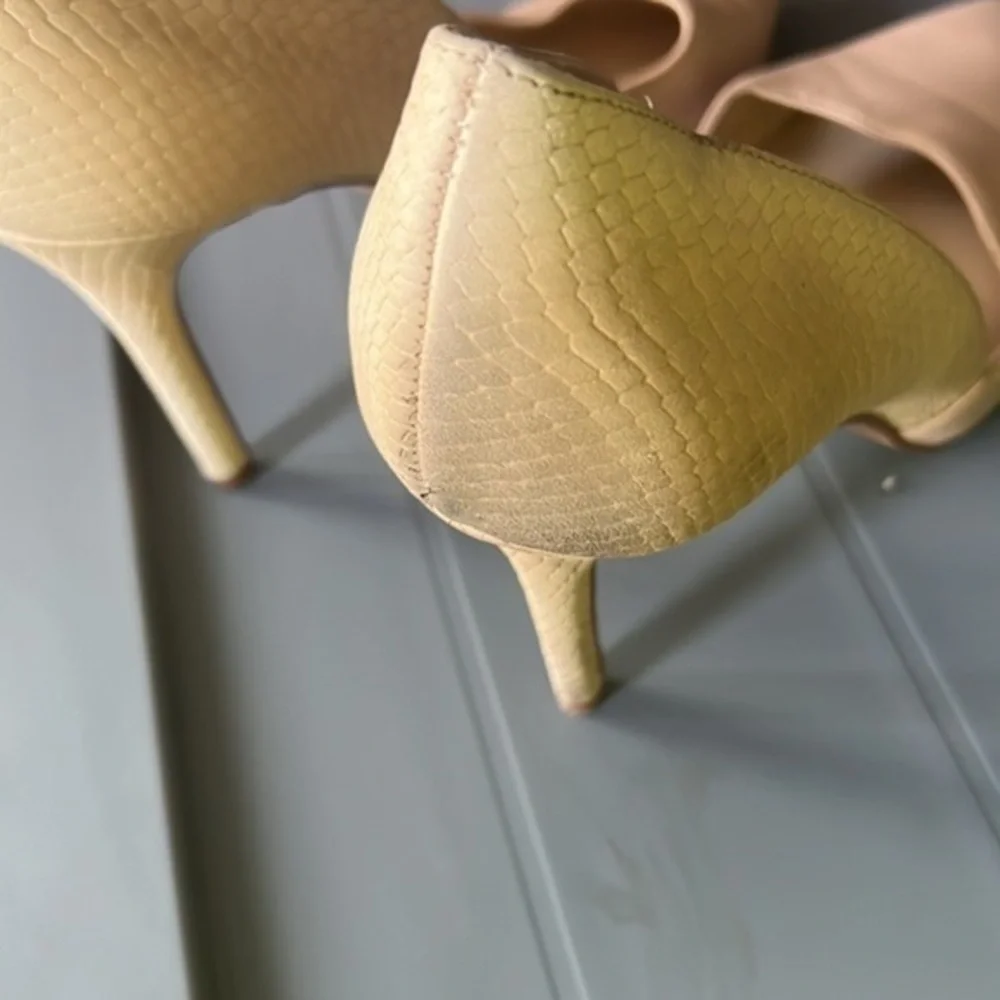 Vince Camuto leather Snakeskin Stiletto Heels,size9/40 price reflects small flaw